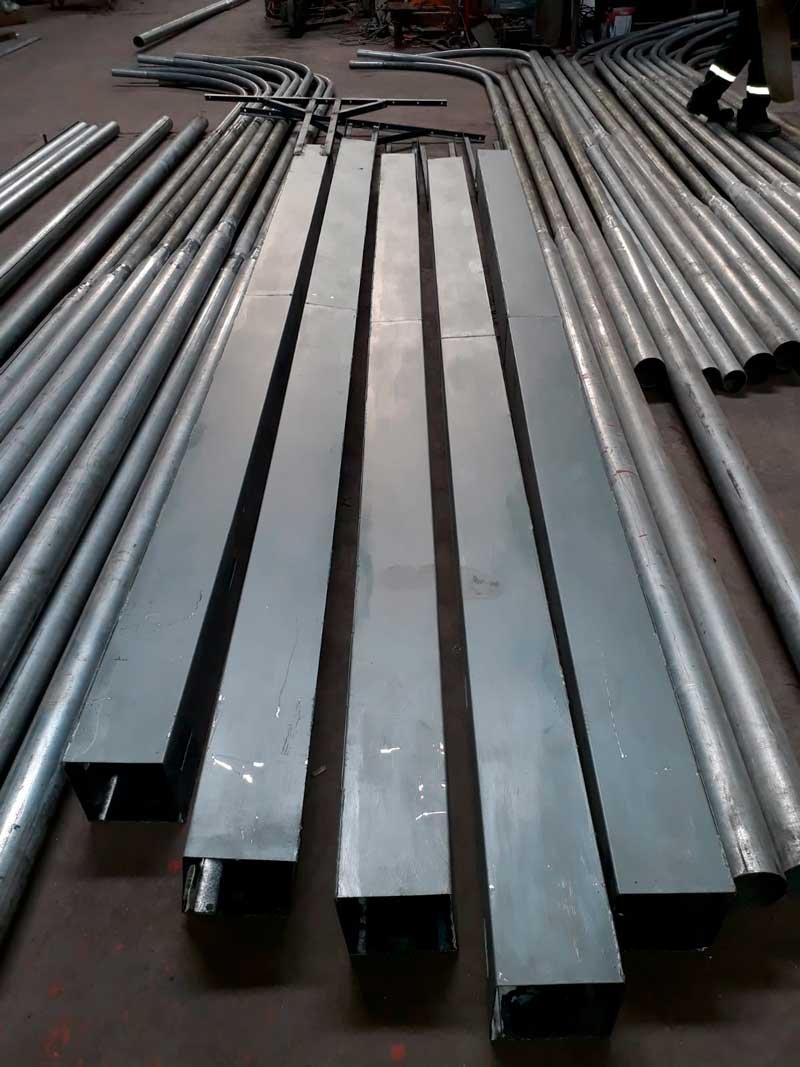 Postes sendo fabricados